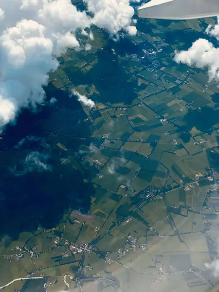 비행기 창문에서 농장과 건물의 — 스톡 사진