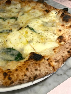 Mozzarella peynirli ve kabaklı pizza, yakın çekim.