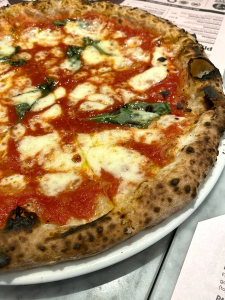 Pizza Mit Mozzarella Tomate Und Basilikum Auf Dem Tisch — Stockfoto