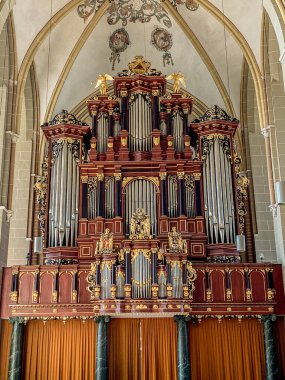 Organ bir müzik enstrümanıdır. Şehrin en güzel mimarisine sahip eski bir kasabanın içi.