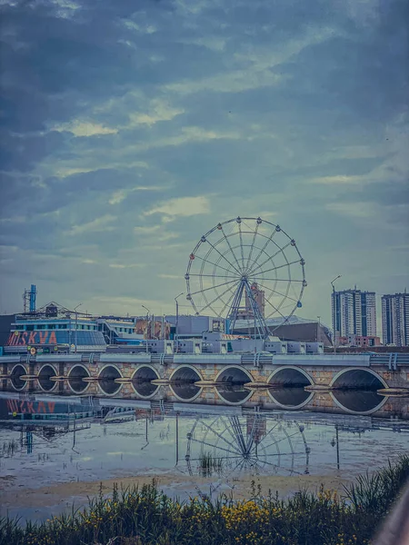 Amusement Park Ferris Wheel Cloudy Sky Retro Style — Stock Photo, Image