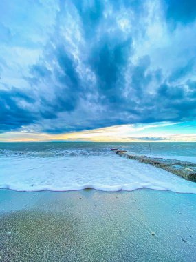 Kışın Karadeniz kıyısında. Denizin üzerinde dramatik bir gökyüzü.
