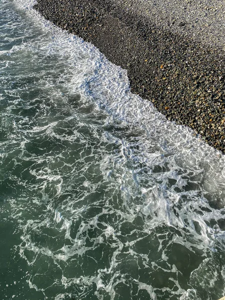 Black Sand Beach Waves Pebbles Sunny Day — Stock Photo, Image