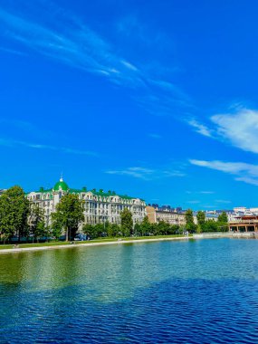 Şehirdeki nehrin güzel manzarası.