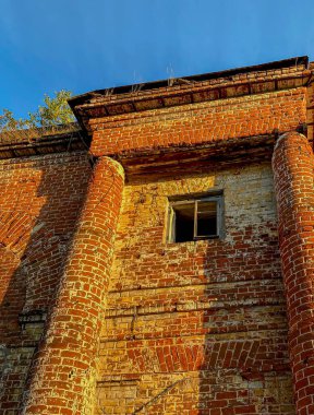Rusya 'nın Orenburg şehrinde terk edilmiş tuğla bina