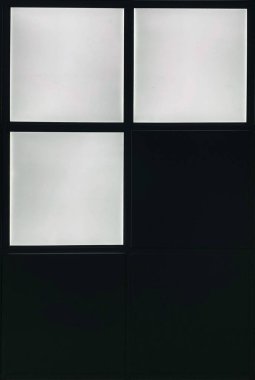 Beyaz duvarlı bir odadaki pencerenin yakın çekimi.