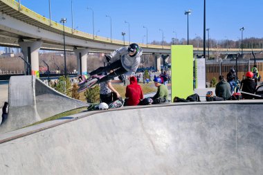 Sporcular kaykay parkında harika vakit geçirirler..