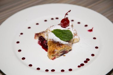 Siyah arka planda iç çamaşırlı kaslı yakışıklı bir genç.