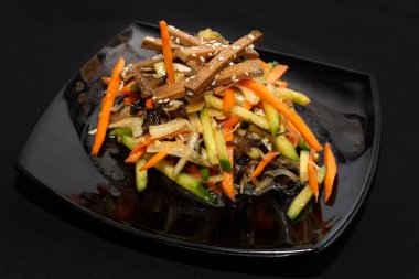 Japon mutfağı. Sebze salatası, siyah arka planda et ve sebze.