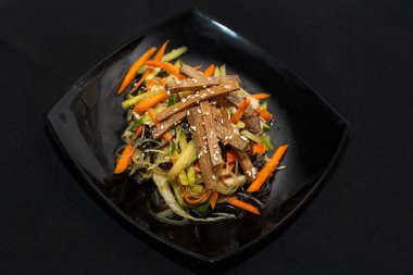 Japon mutfağı. Siyah arka planda japchae