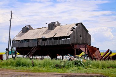Rusya kırsalında terk edilmiş bir tahıl asansörü.