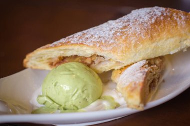 Elmalı turta ve ahşap masada dondurma. Seçici odak.