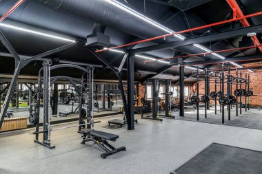 Modern bir spor salonunda halterli bir spor salonu.