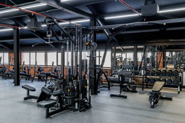 Vücut geliştirme için ekipman ve ekipmanların bulunduğu bir spor salonu.