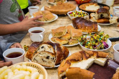 Geleneksel paskalya sofrasını ekmek, elma ve kruvasanla kapatın.