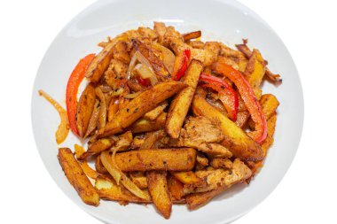 Tavuk ve tatlı biberli kızarmış patates. Beyaz arkaplan üzerinde izole edilmiş