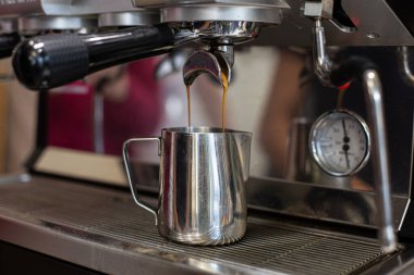 Kahve makinası kahve dükkanında espresso yapıyor.