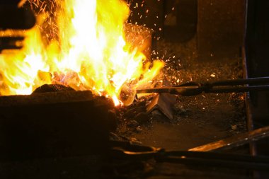 Bir demir ocağında erimiş metalin alevleri, fotoğrafın yakın çekimi