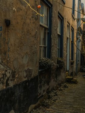 Hollanda 'nın eski bir kasabasında sokak. 