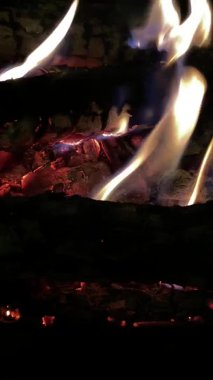 Siyah arkaplanda yangın alevi