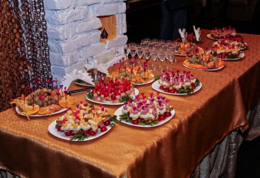 Farklı atıştırmalıklar ve aperatiflerle düğün büfesi hazırlıyorum..