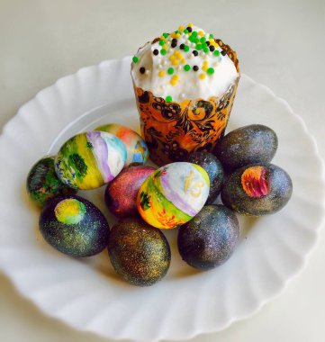 Paskalya pastası ve beyaz arka planda boyanmış yumurtalar. Mutlu Paskalyalar.