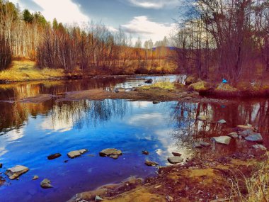 Nehir, orman ve mavi gökyüzü ile sonbahar manzarası. Rusya