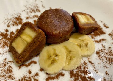 Beyaz tabakta muz dilimleri olan çikolatalı kekler..