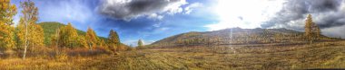 Altai dağlarının sonbahar manzarası, Sibirya, Rusya.