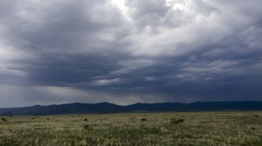 bozkırın üzerinde fırtına bulutları 