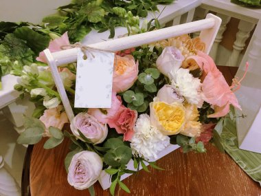 Çiçekli düğün masası süslemesi ve metin için boş etiket