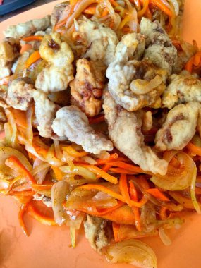 Turuncu tabakta kızarmış tavuk, havuç ve soğan. Tayland yemeği..