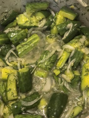 Soğanlı ve tavada dereotlu salatalık pişiriyorum.