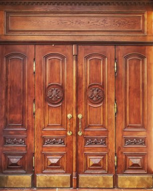 Rusya 'daki eski bir evin devlet sembollerine sahip ahşap bir kapı. (Filtrelenmiş görüntü, eski bir efekt ile işlenmiş)).