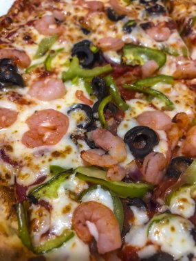 Karides ve zeytinli pizza, yakın plan, makro.