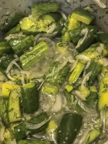 Soğanlı ve tavada dereotlu salatalık pişiriyorum.