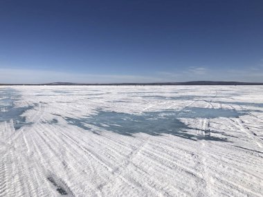 Dünyanın en derin ve en büyük tatlı su gölü olan donmuş Baykal Gölü Güney Sibirya, Rusya 'da yer almaktadır.