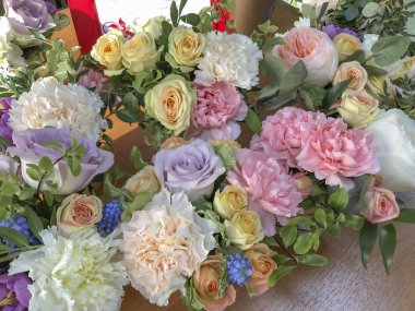 Çiçekler, güller, karanfiller, okaliptüsler