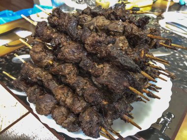 Tabaktaki şişler üzerinde kuzu şişleri.