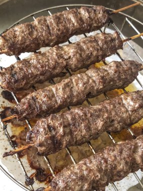 Barbekü ızgarasında biftek kebabı..