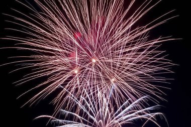 Kutlama için renkli havai fişek gösterisi Mutlu yıllar ve mutlu Noeller