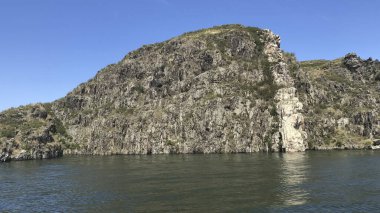 Baykal Gölü 'nün kayalık kıyısı. Rusya