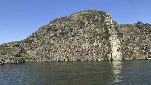 Baykal Gölü 'nün kayalık kıyısı. Rusya