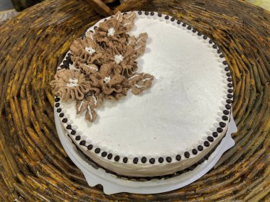 Düğün pastası ahşap bir arka planda kar taneleriyle süslenmiş.