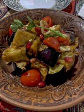 Patlıcan, patlıcan ve domatesli sebze güveci.