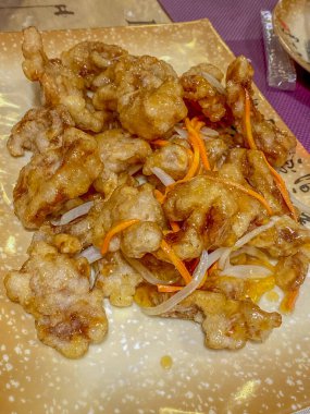 Tatlı ve ekşi soslu kızarmış domuz eti, Tayland usulü yemek..