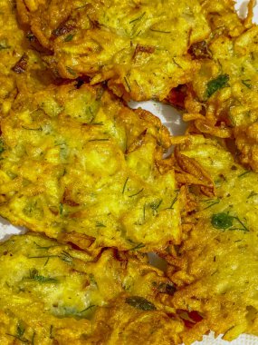 Kızarmış kabaklı börek, dereotlu ve sarımsaklı.