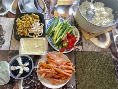 Suşi ve rulo hazırlamak için gerekli malzemeler. Japon mutfağı. Üst görünüm.