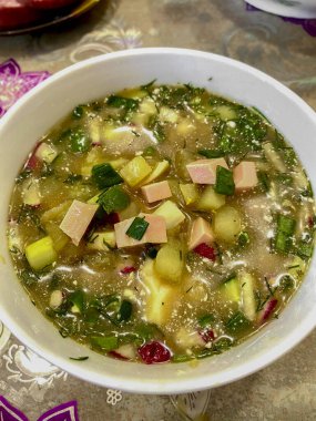 Geleneksel Rus çorbası okroshka kasede servis edilir..