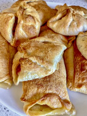 Tabakta et ve peynirle doldurulmuş turtalar.